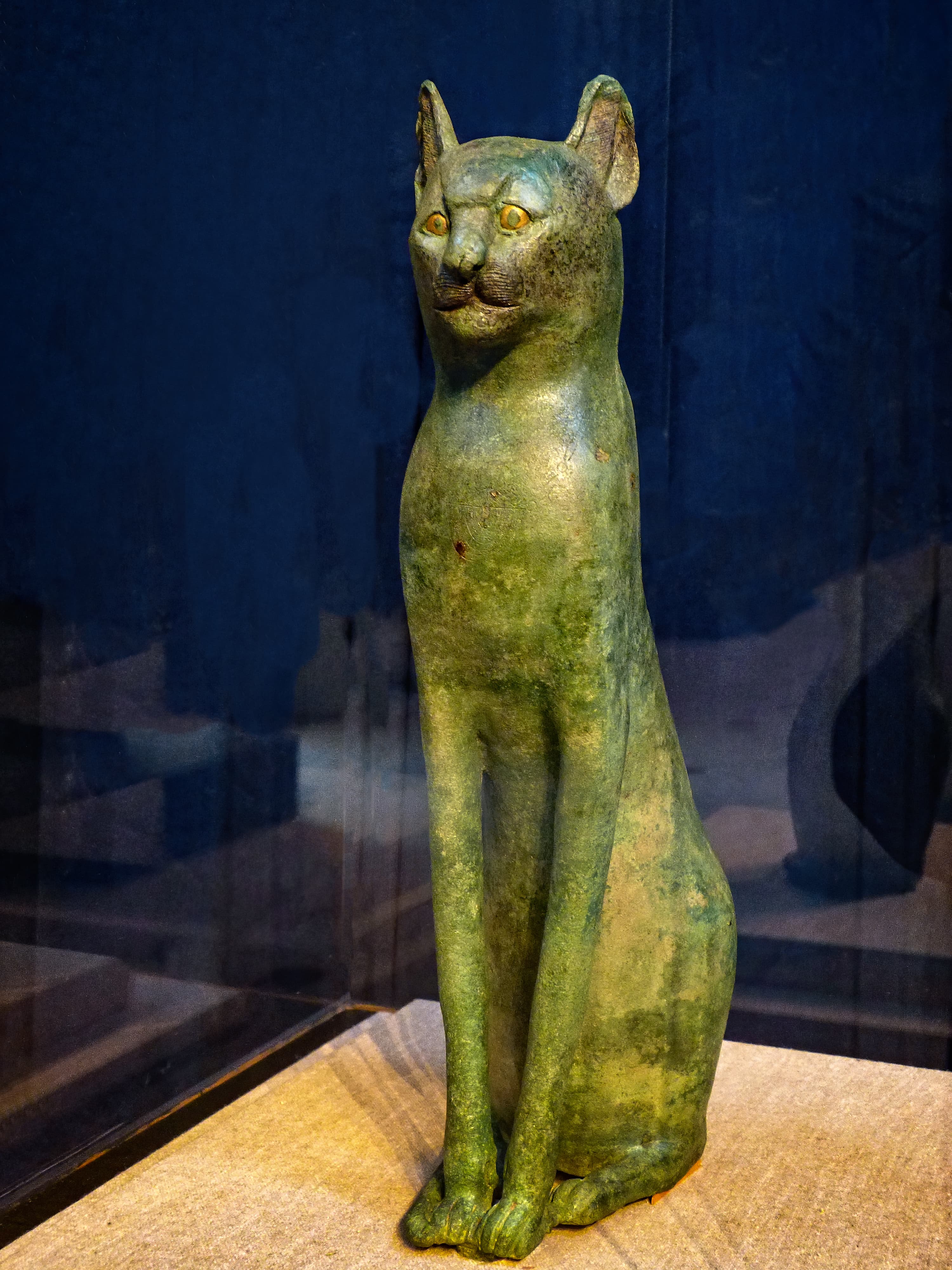 Statuette de chat de l’Égypte ancienne, illustration de l’histoire millénaire du chat domestique